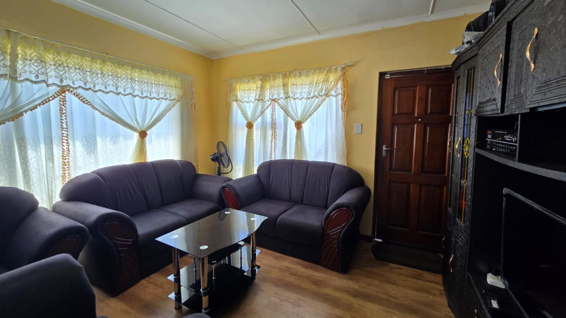 Lounges of property in Pacaltsdorp