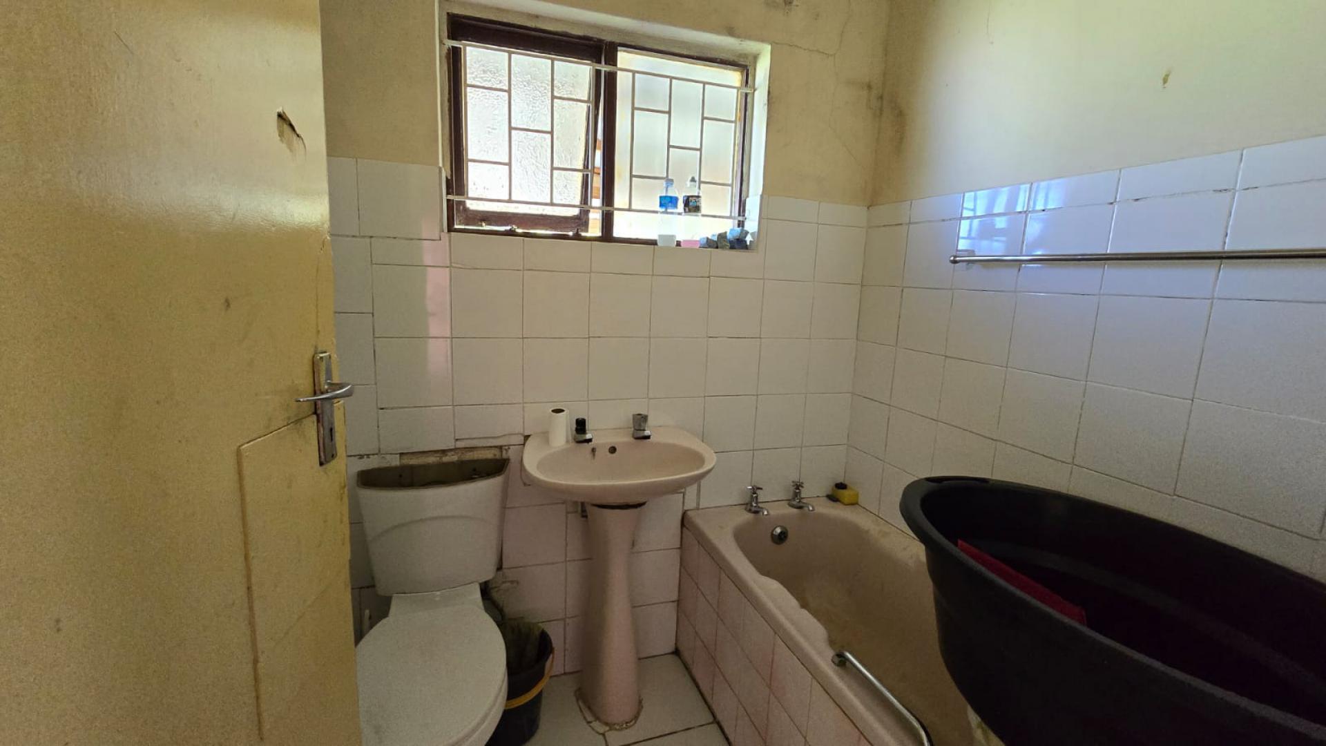Bathroom 1 of property in Pacaltsdorp
