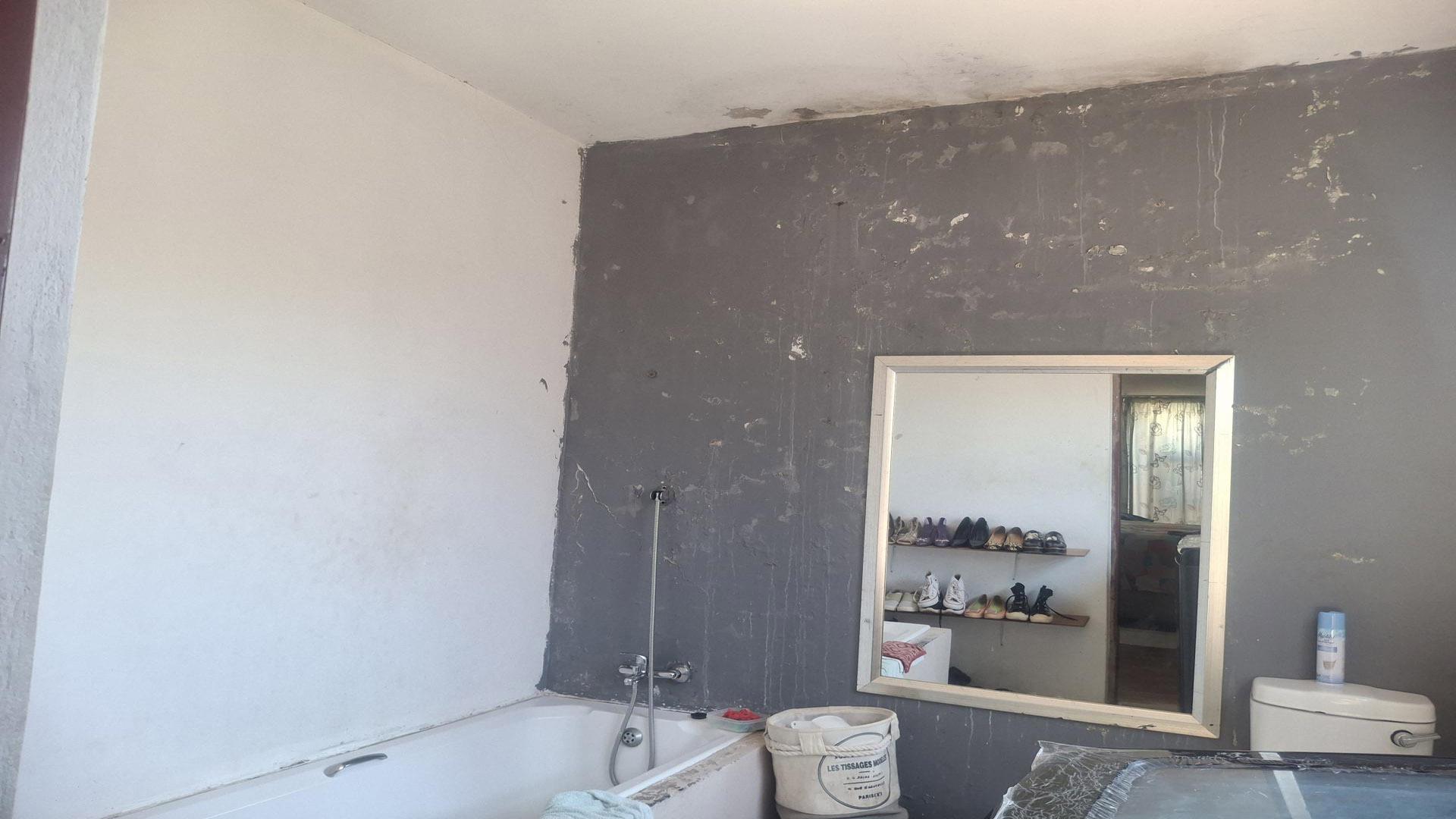 Bathroom 1 of property in Protea Glen