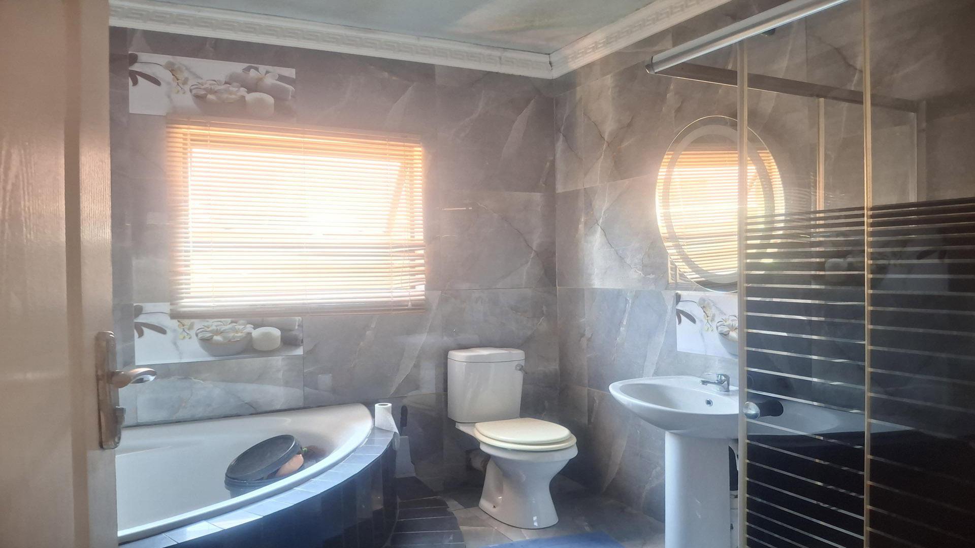 Bathroom 2 of property in Protea Glen