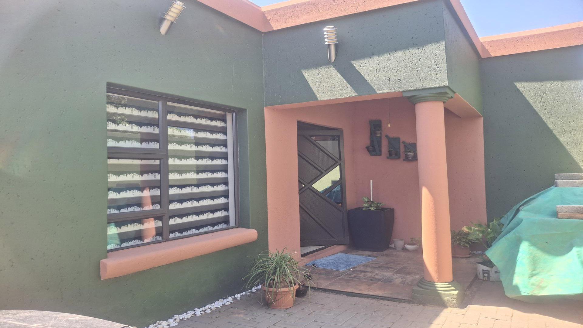 Front View of property in Protea Glen