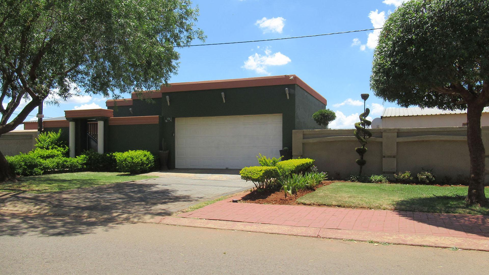 Front View of property in Protea Glen