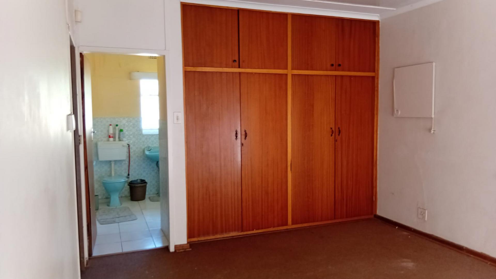 Bed Room 2 of property in Kroonstad