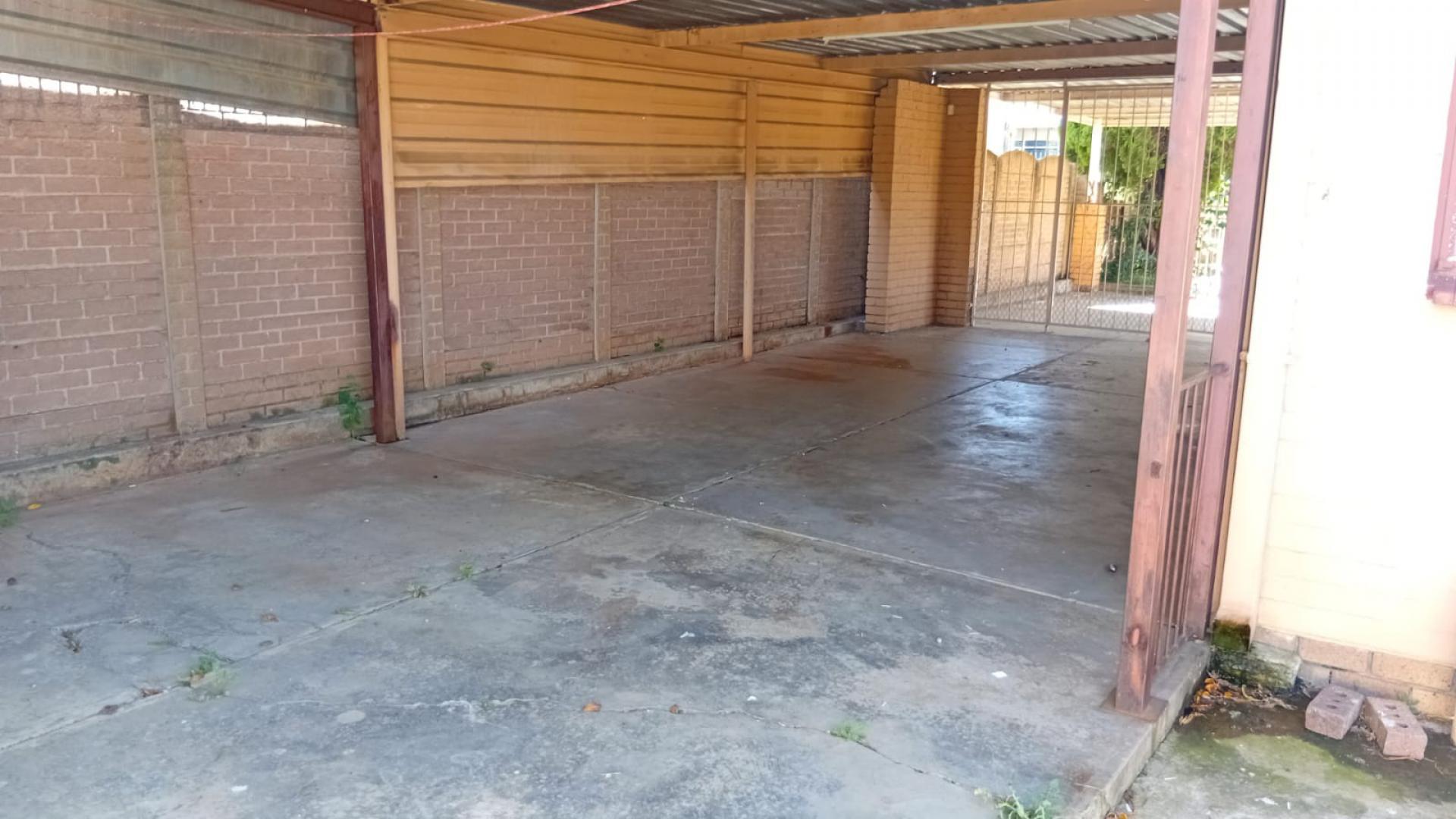 Carport  of property in Kroonstad