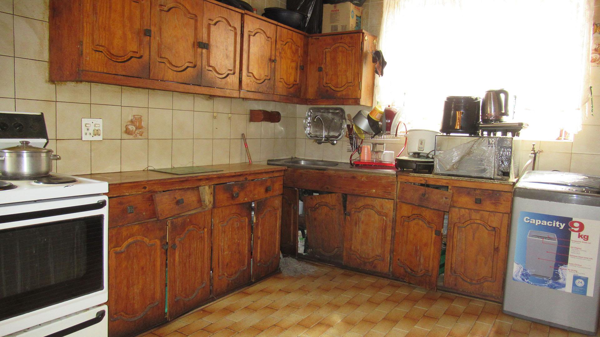 Kitchen - 16 square meters of property in Rosettenville