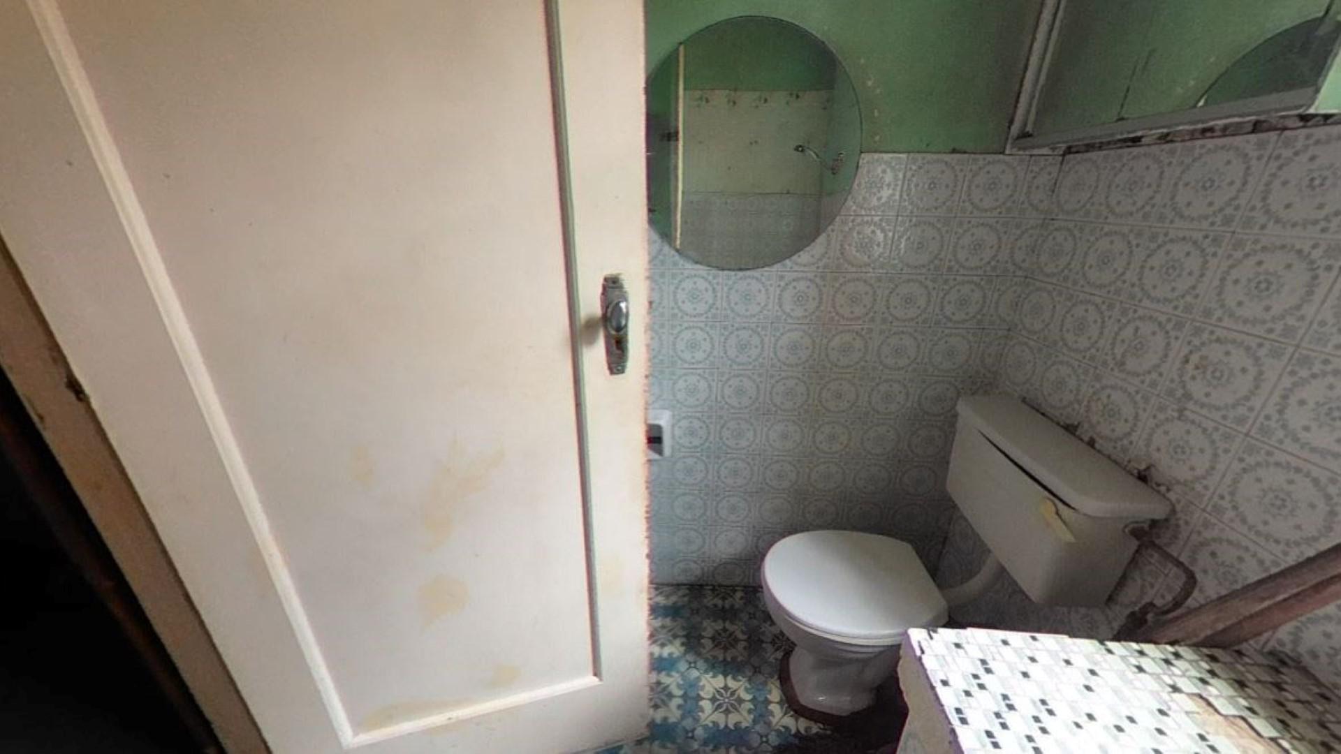 Bathroom 1 - 5 square meters of property in Rosettenville