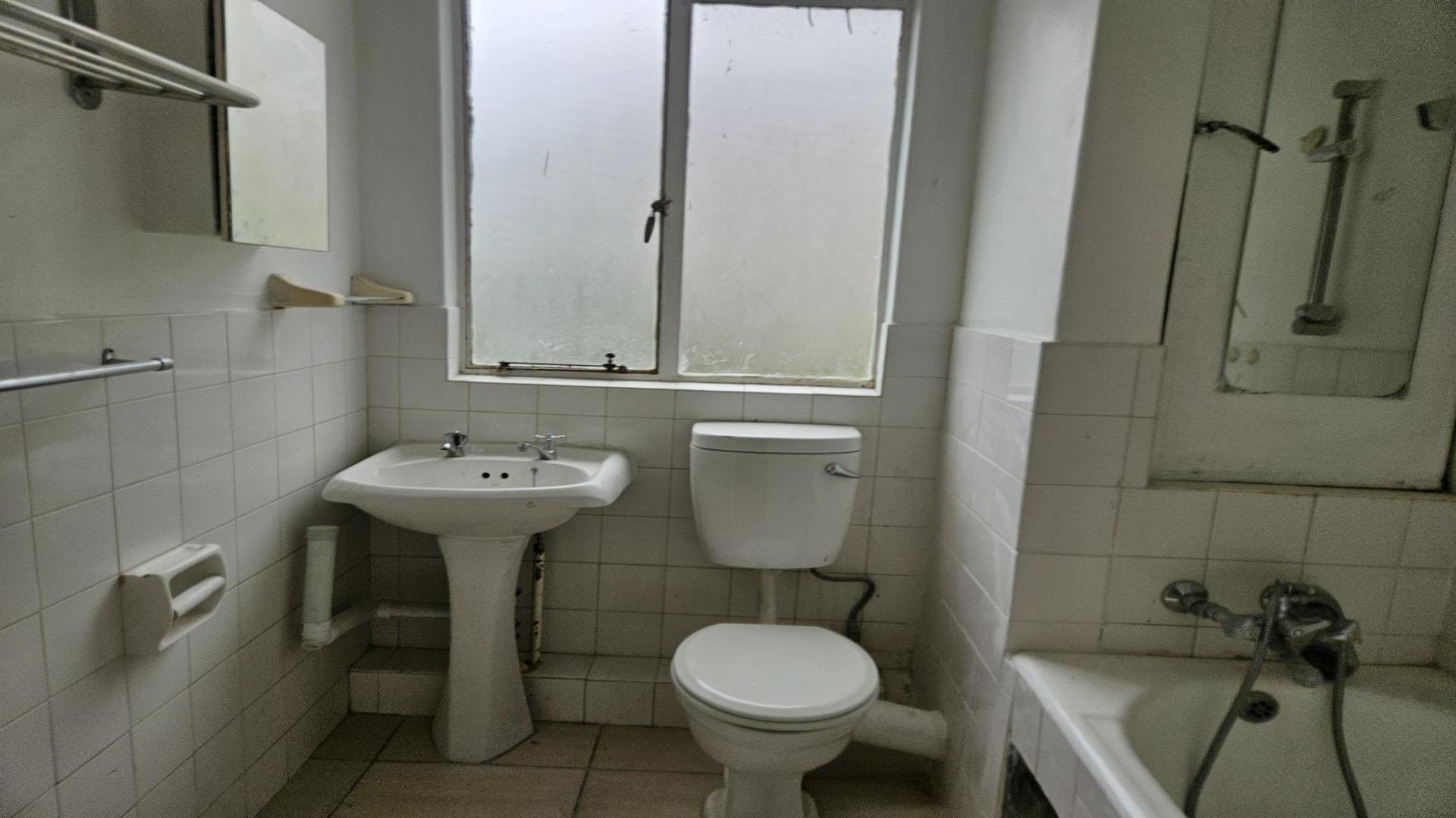 Bathroom 1 of property in Bedford Gardens