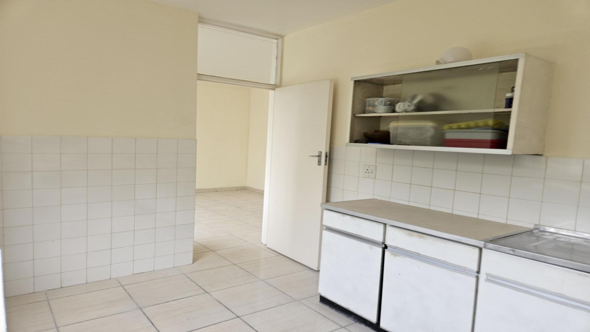Kitchen of property in Bedford Gardens