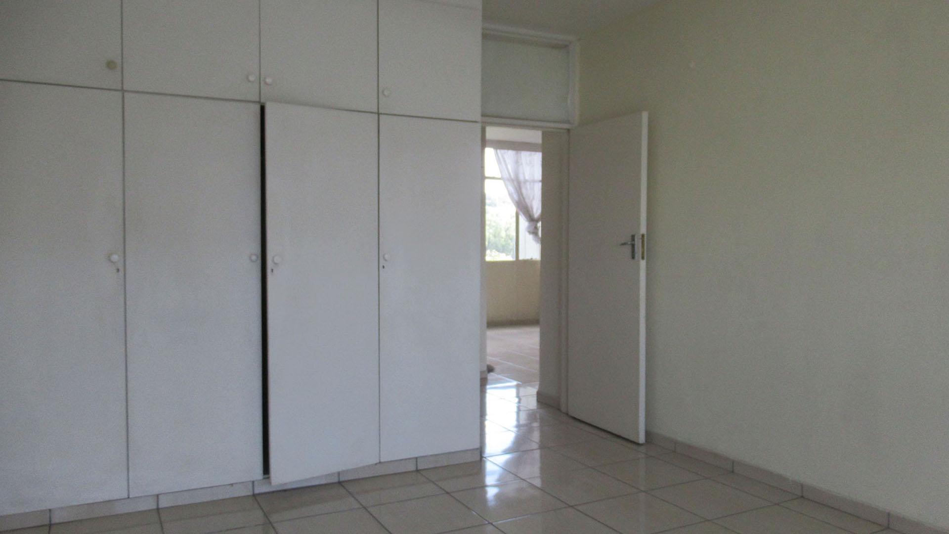 Bed Room 1 - 19 square meters of property in Bedford Gardens