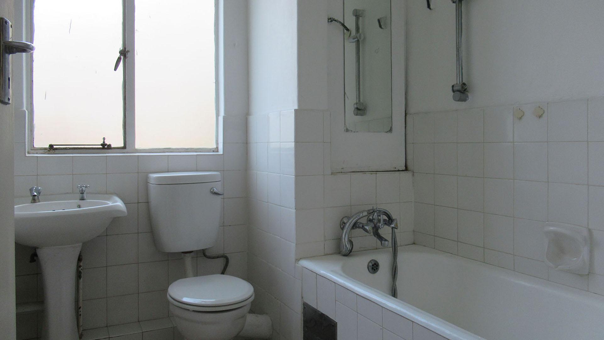 Bathroom 1 - 5 square meters of property in Bedford Gardens