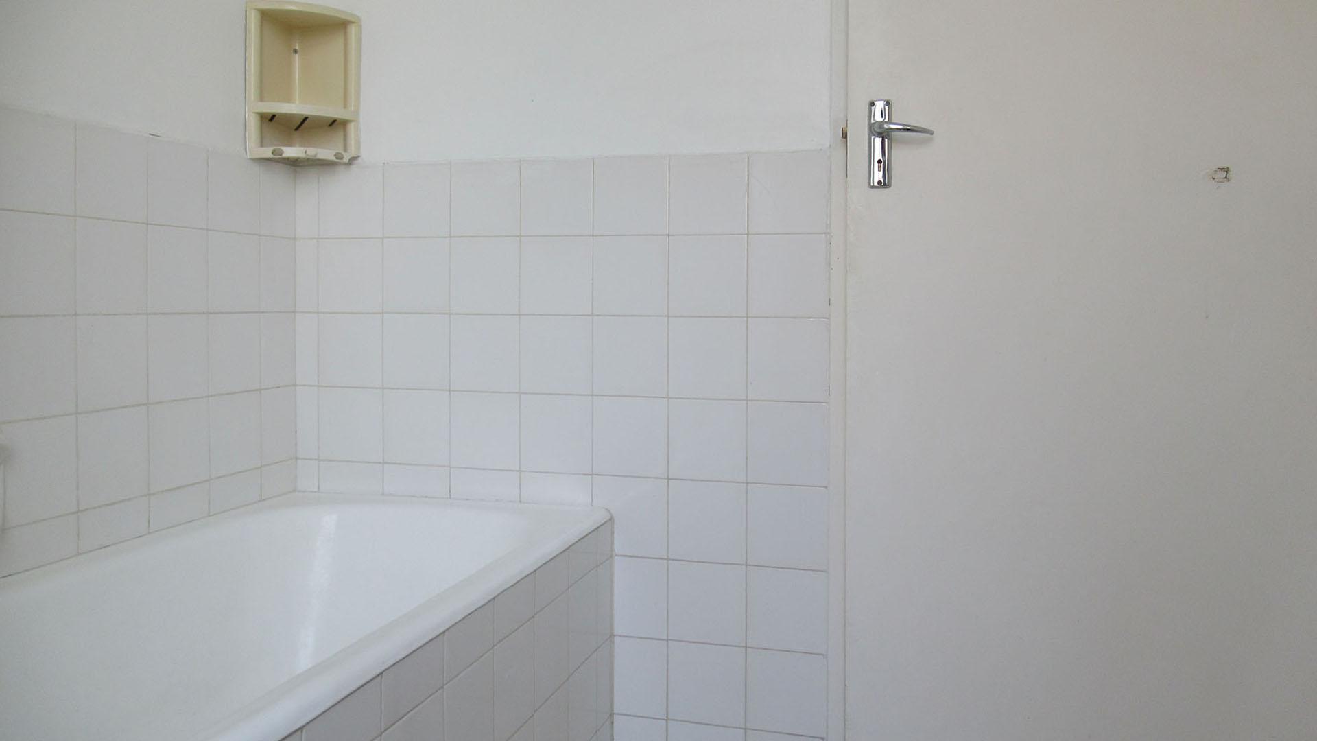 Bathroom 1 - 5 square meters of property in Bedford Gardens