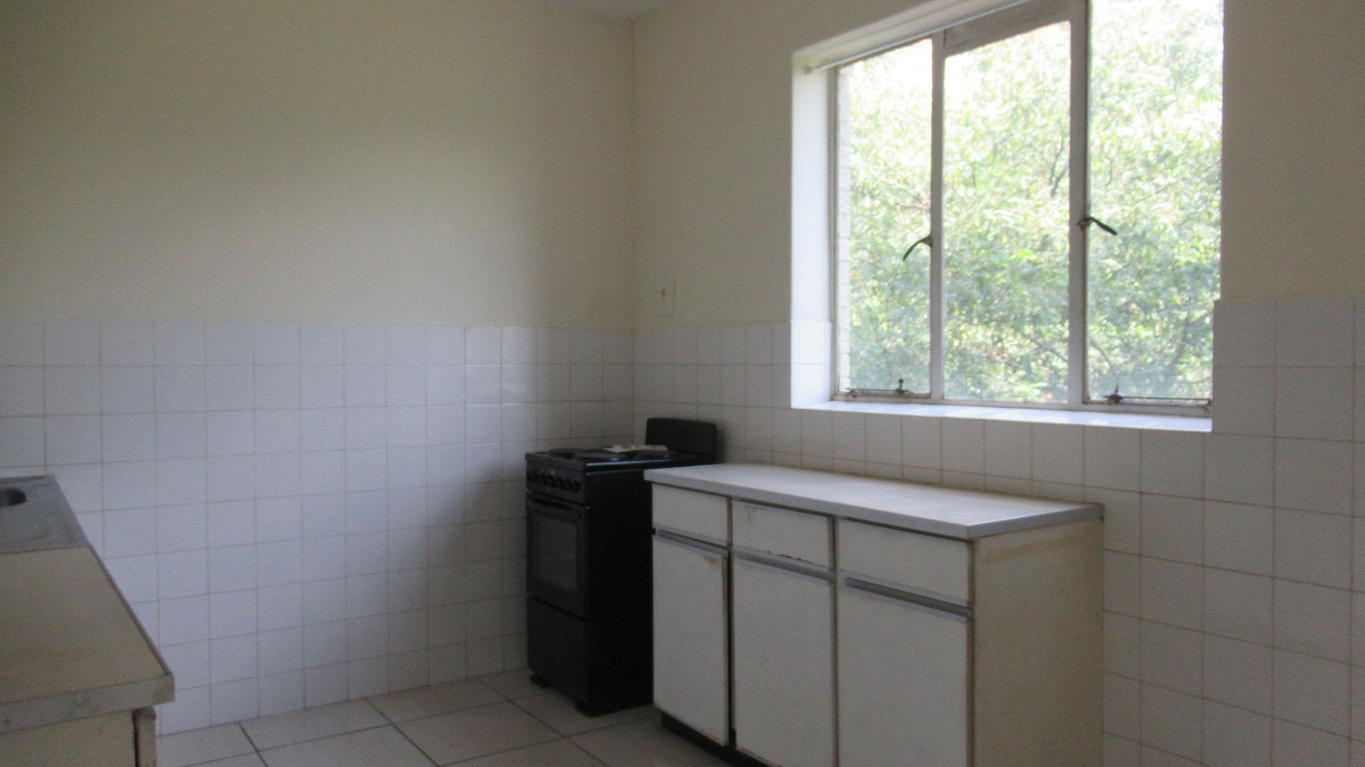 Kitchen - 10 square meters of property in Bedford Gardens