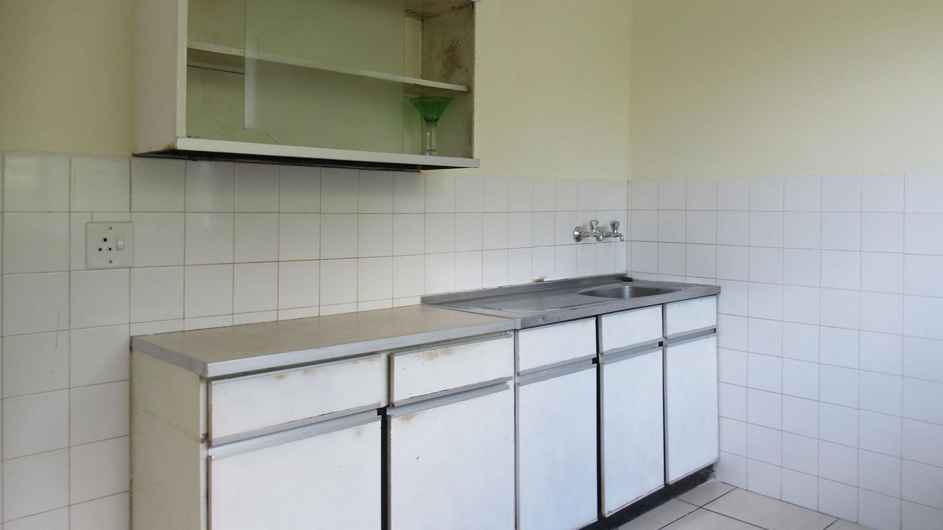 Kitchen - 10 square meters of property in Bedford Gardens
