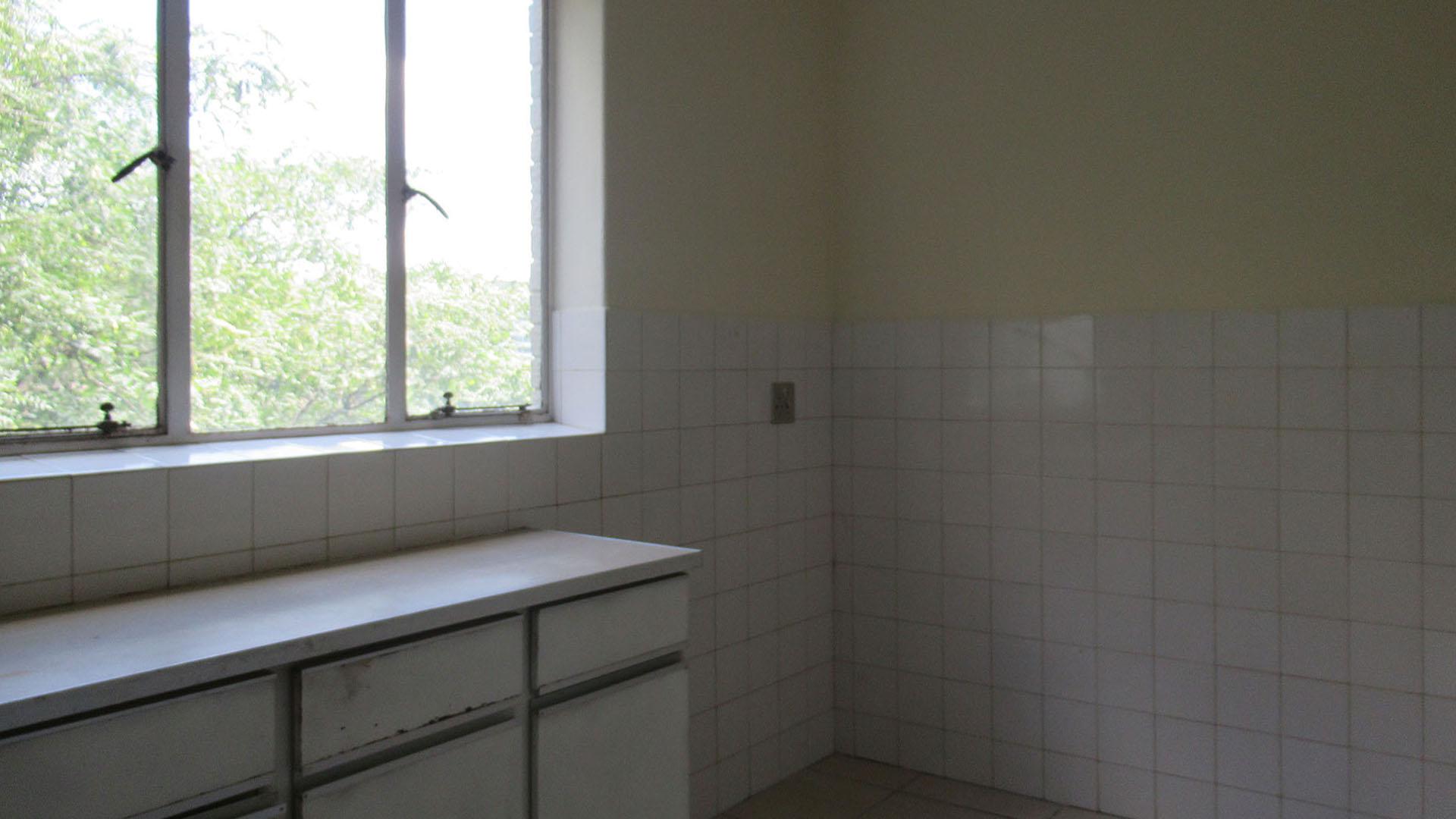 Kitchen - 10 square meters of property in Bedford Gardens