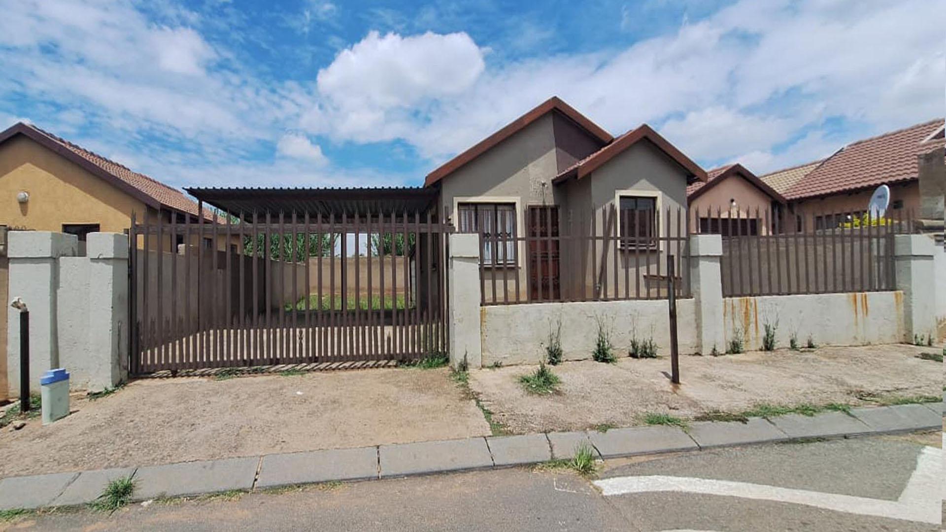 Front View of property in Payneville