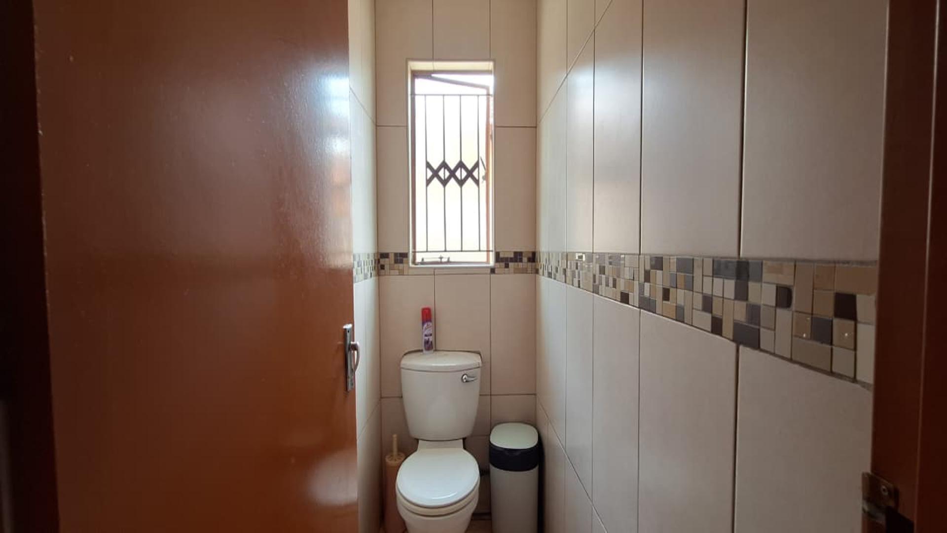 Bathroom 1 - 7 square meters of property in Payneville