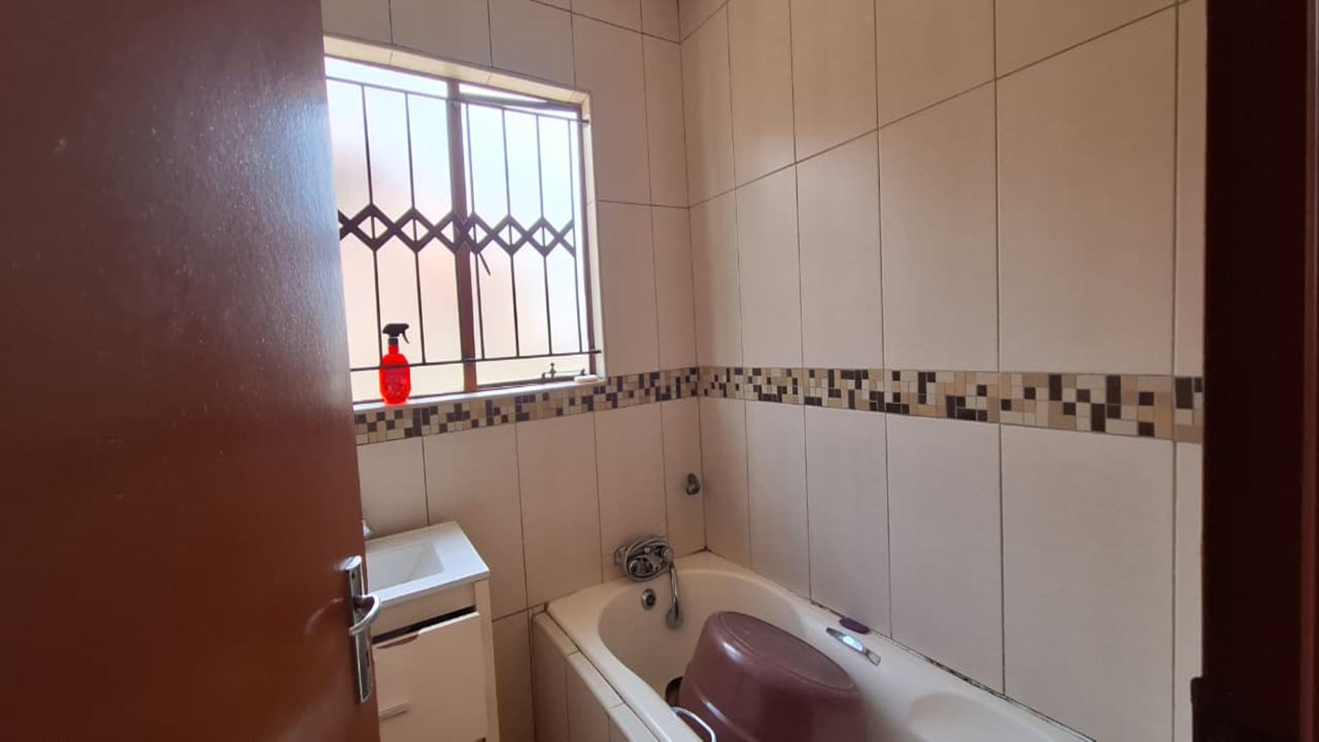 Bathroom 1 - 7 square meters of property in Payneville