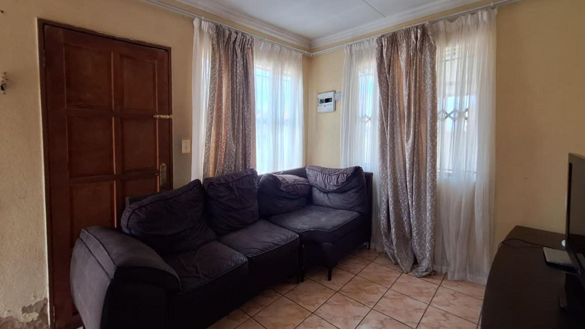 Lounges - 14 square meters of property in Payneville