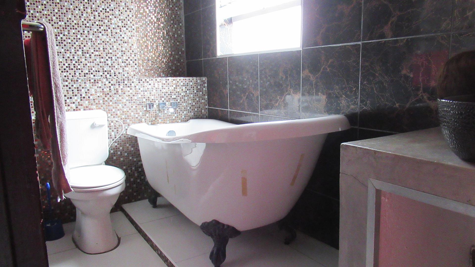 Bathroom 1 - 6 square meters of property in Elandshaven