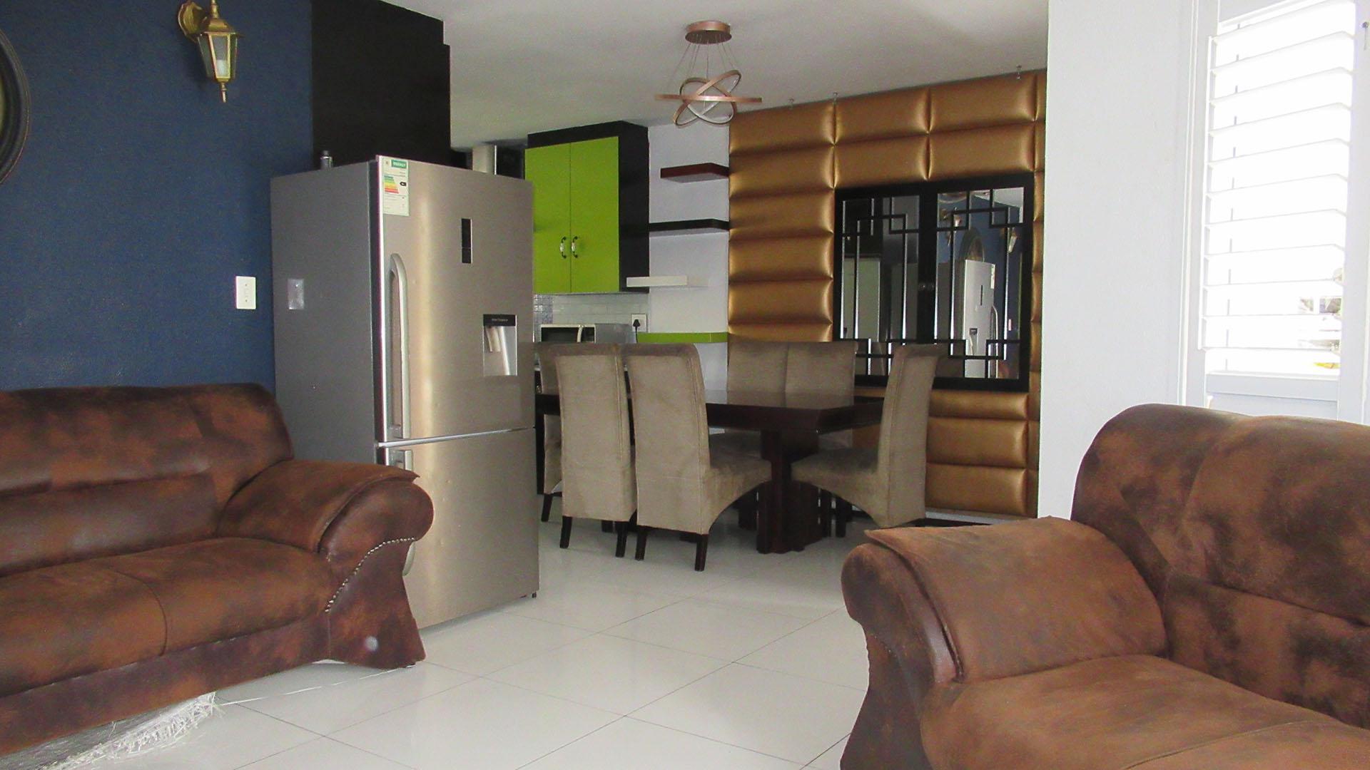 Lounges - 18 square meters of property in Elandshaven