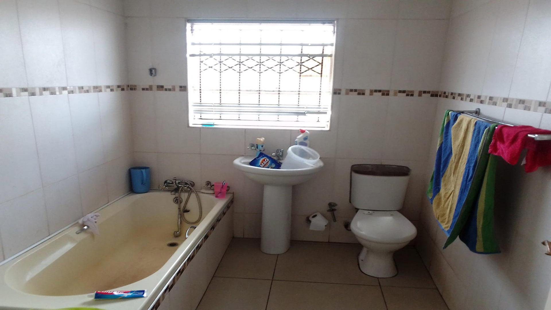Bathroom 1 of property in Kwa-Guqa