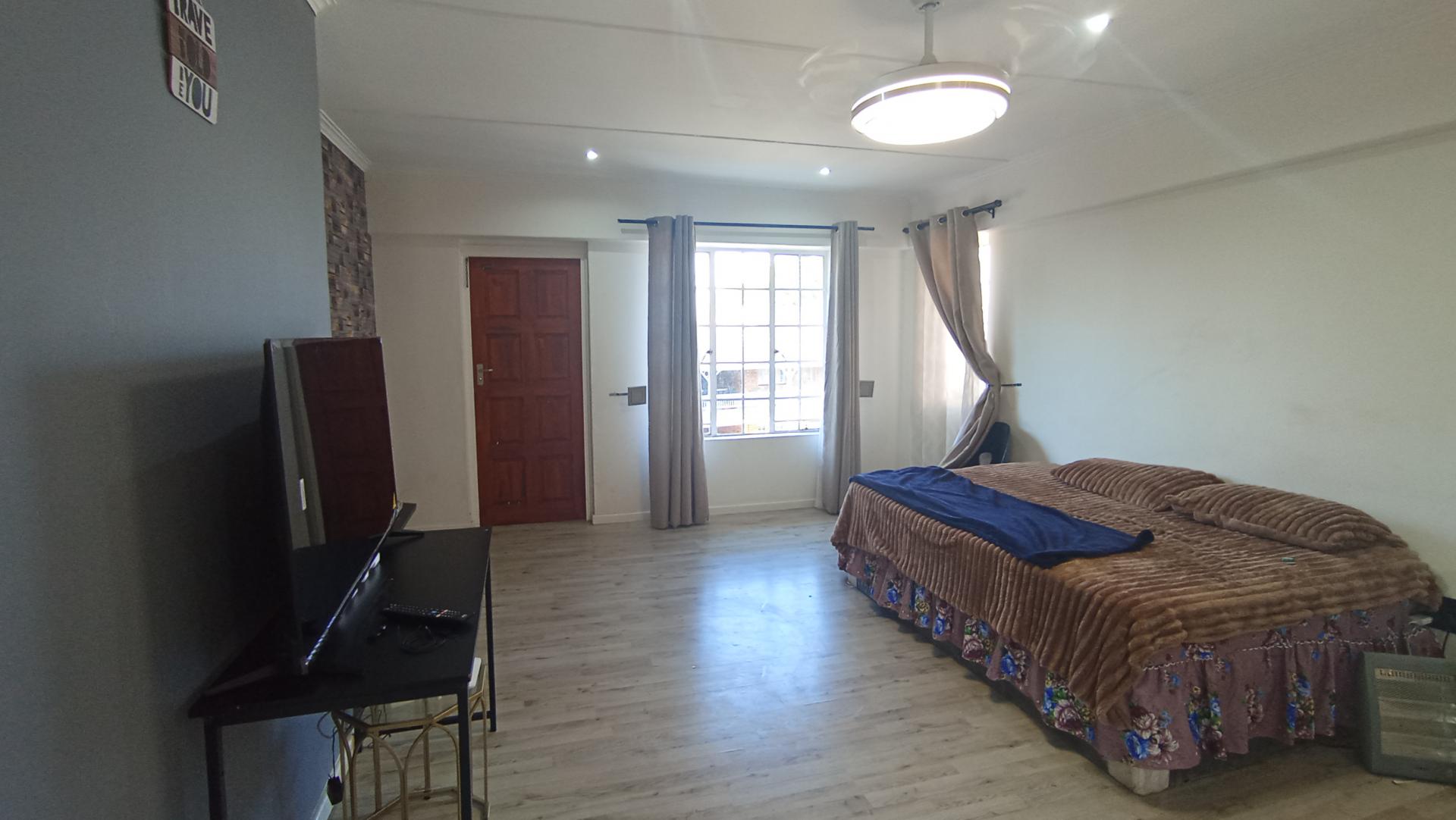 Lounges - 24 square meters of property in Clarendon