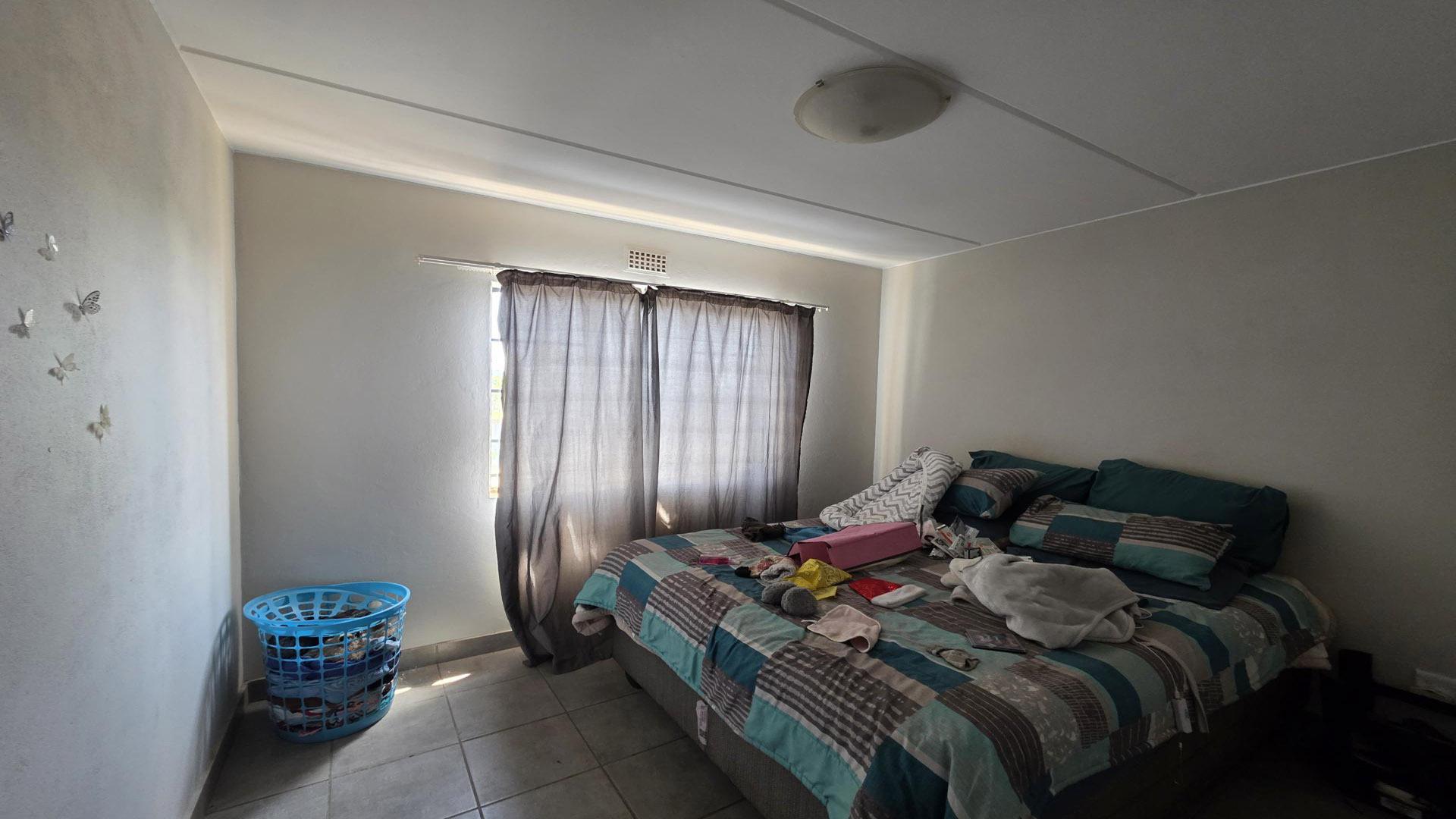 Bed Room 1 of property in Lotus Gardens