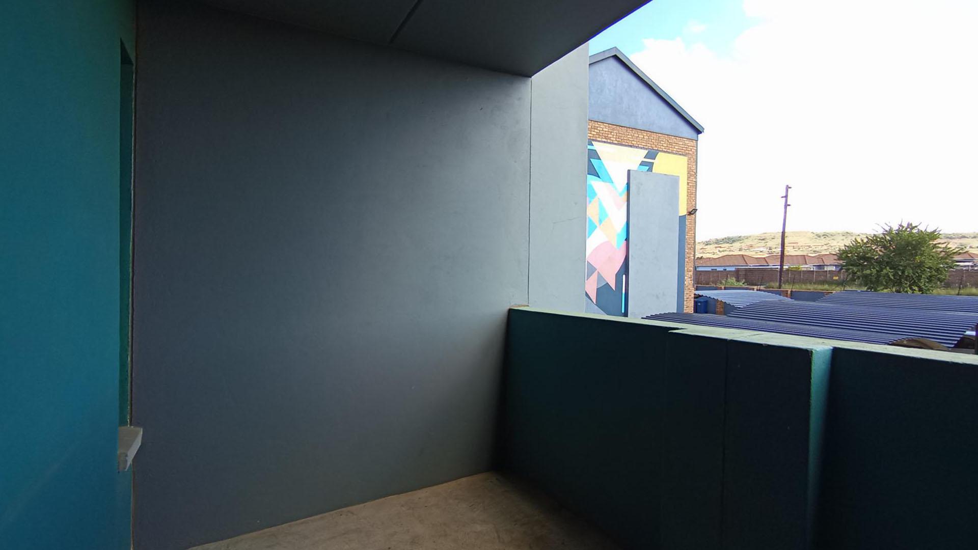 Balcony - 5 square meters of property in Lotus Gardens