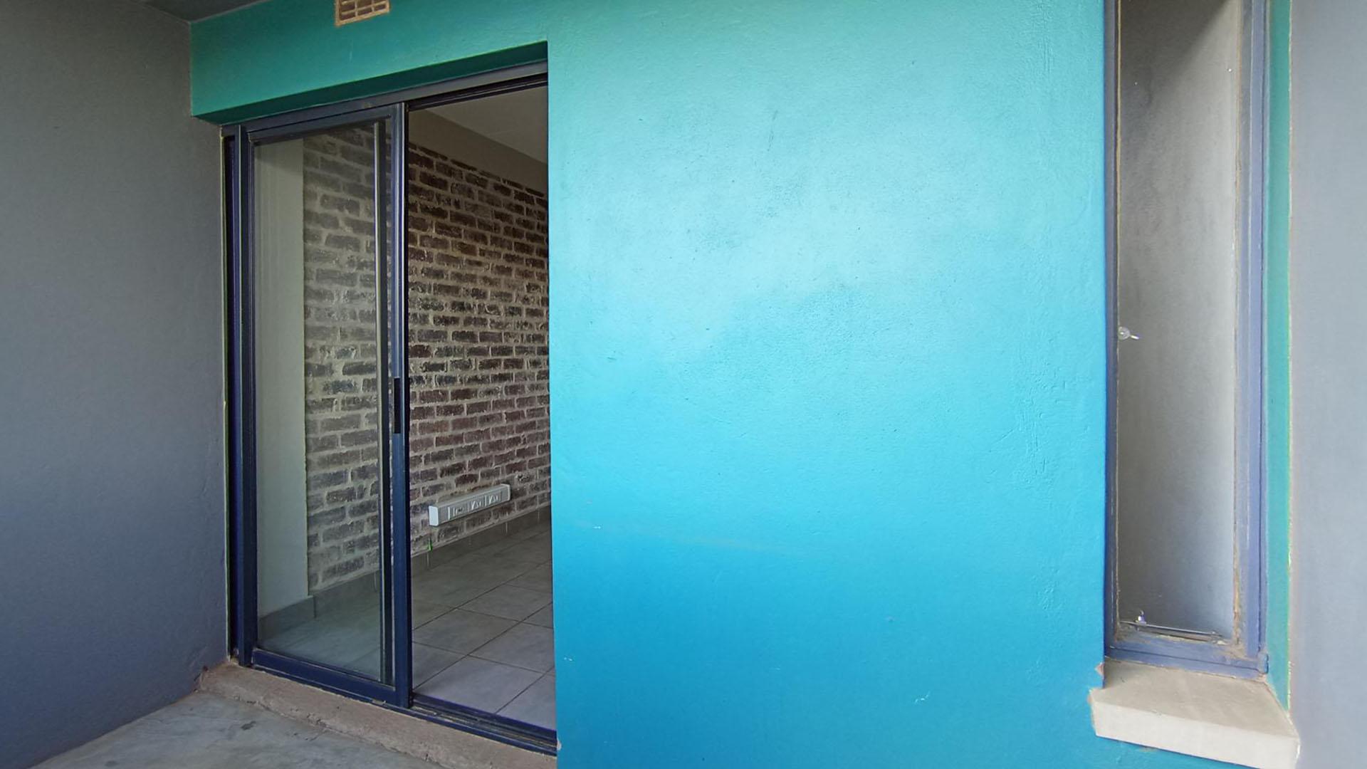 Balcony - 5 square meters of property in Lotus Gardens