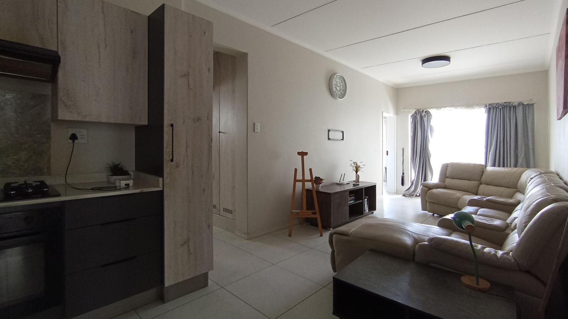 Kitchen - 13 square meters of property in Erand Gardens