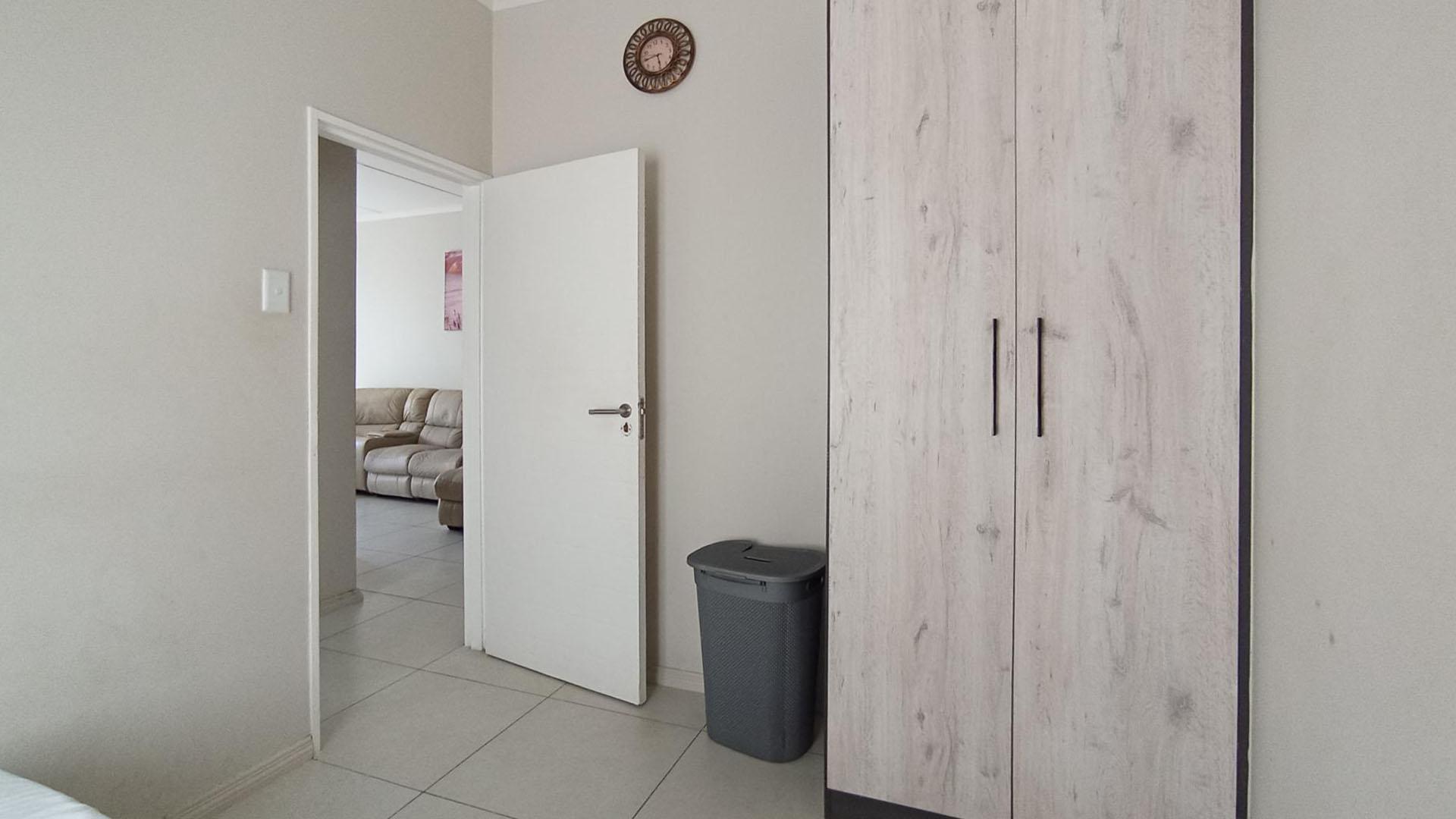 Bed Room 1 - 11 square meters of property in Erand Gardens