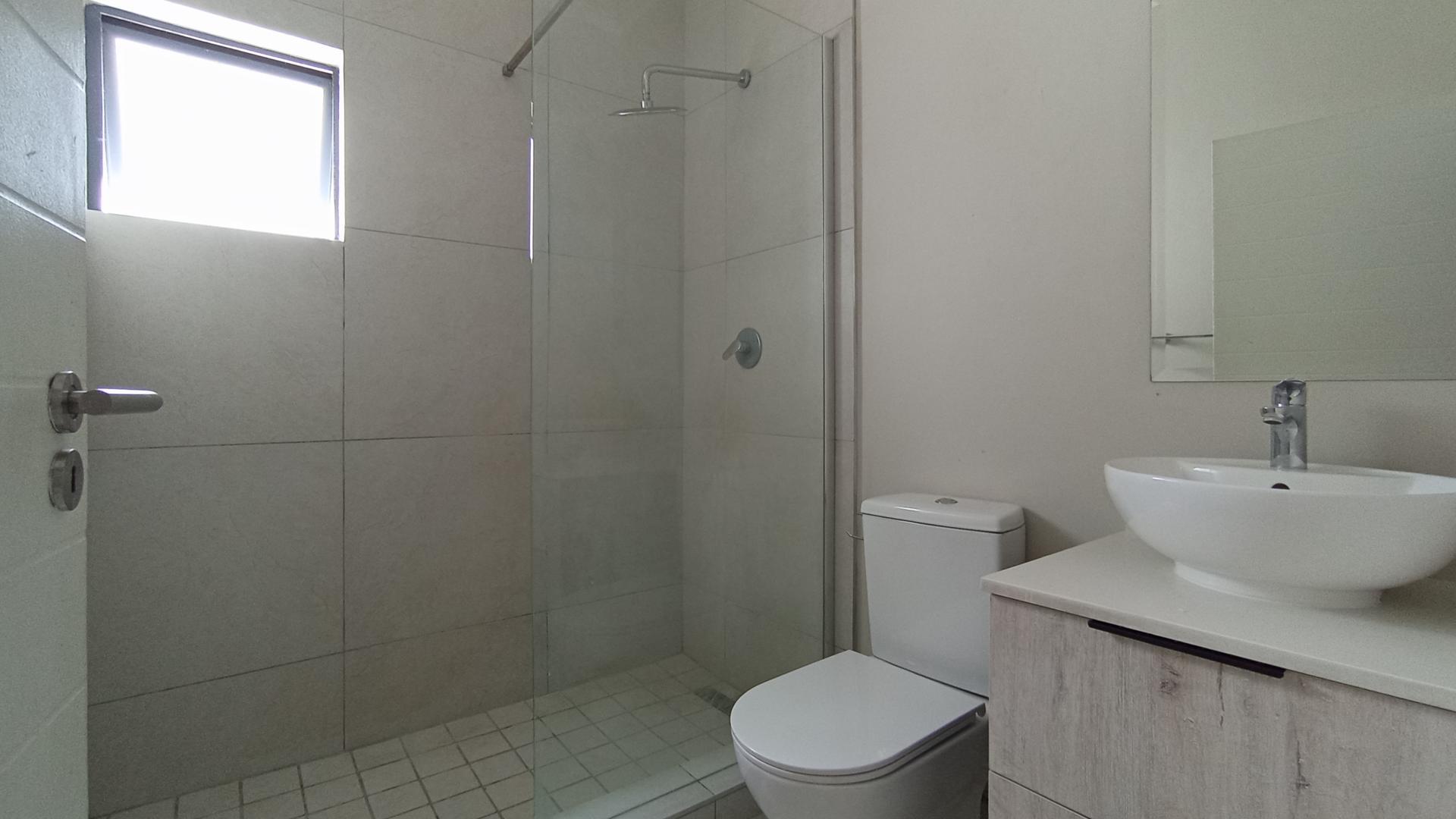 Bathroom 1 - 5 square meters of property in Erand Gardens