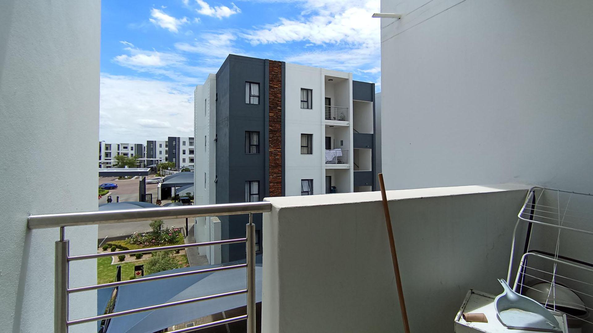 Balcony - 4 square meters of property in Erand Gardens