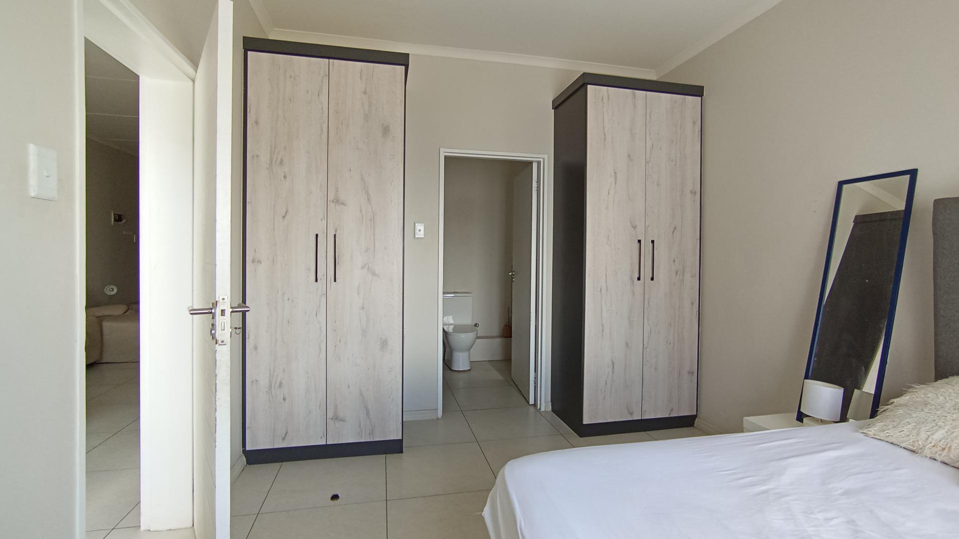 Main Bedroom - 16 square meters of property in Erand Gardens