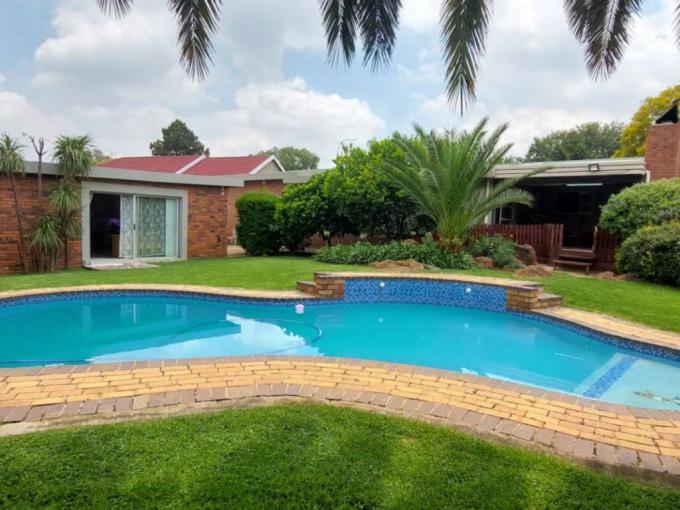 4 Bedroom House for Sale For Sale in Verwoerdpark - MR703951