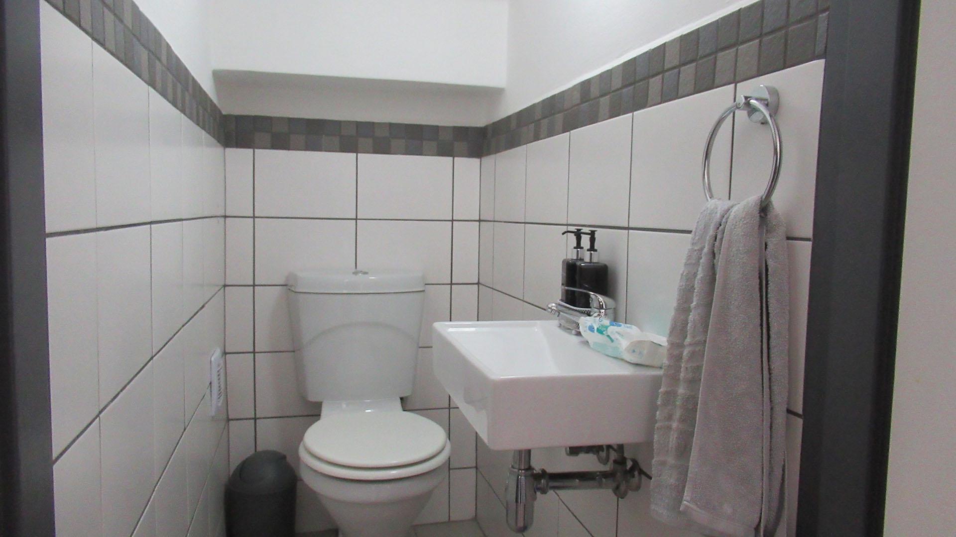 Guest Toilet - 2 square meters of property in Parkdene (JHB)