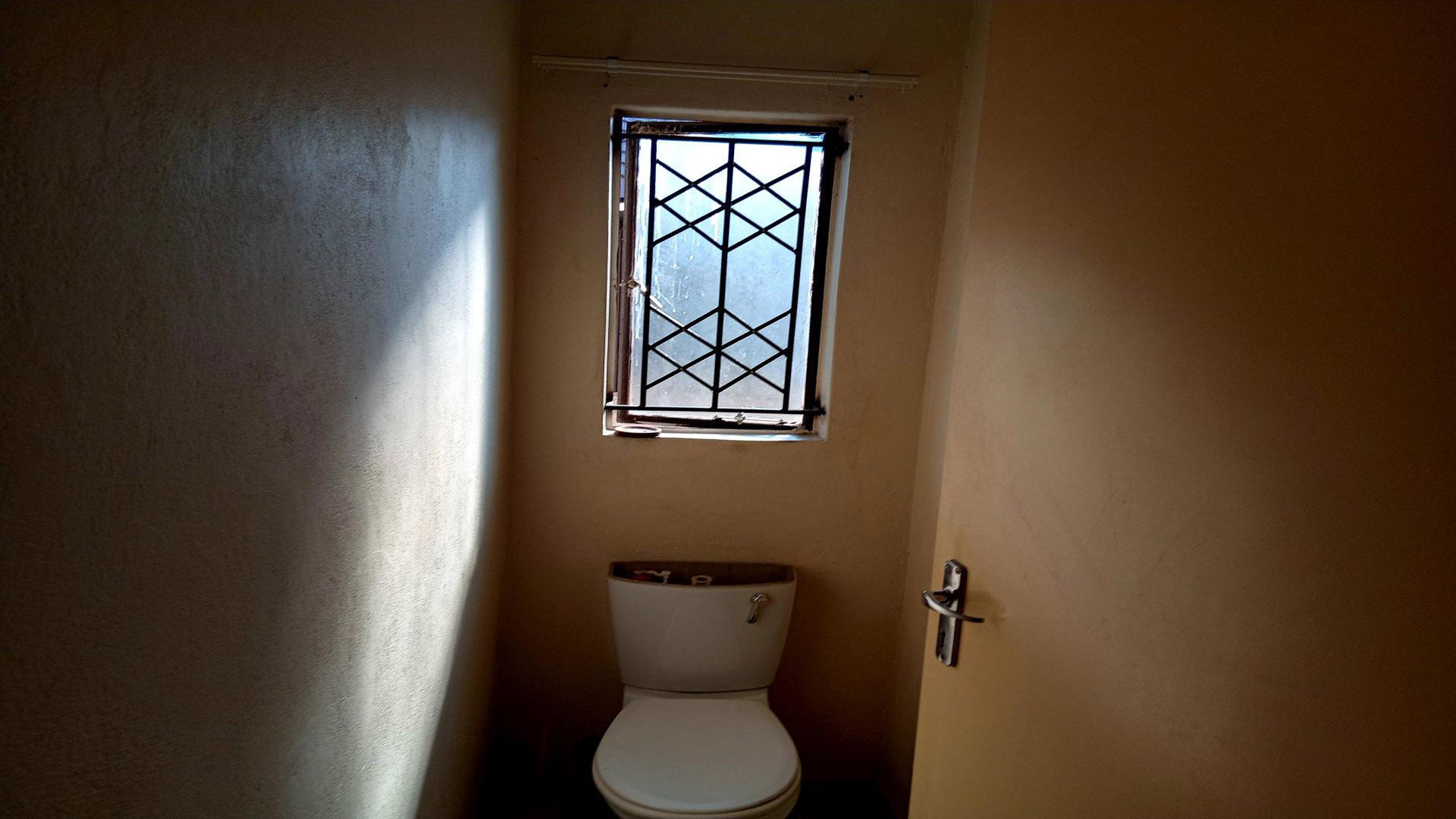 Bathroom 1 of property in Freedom Park