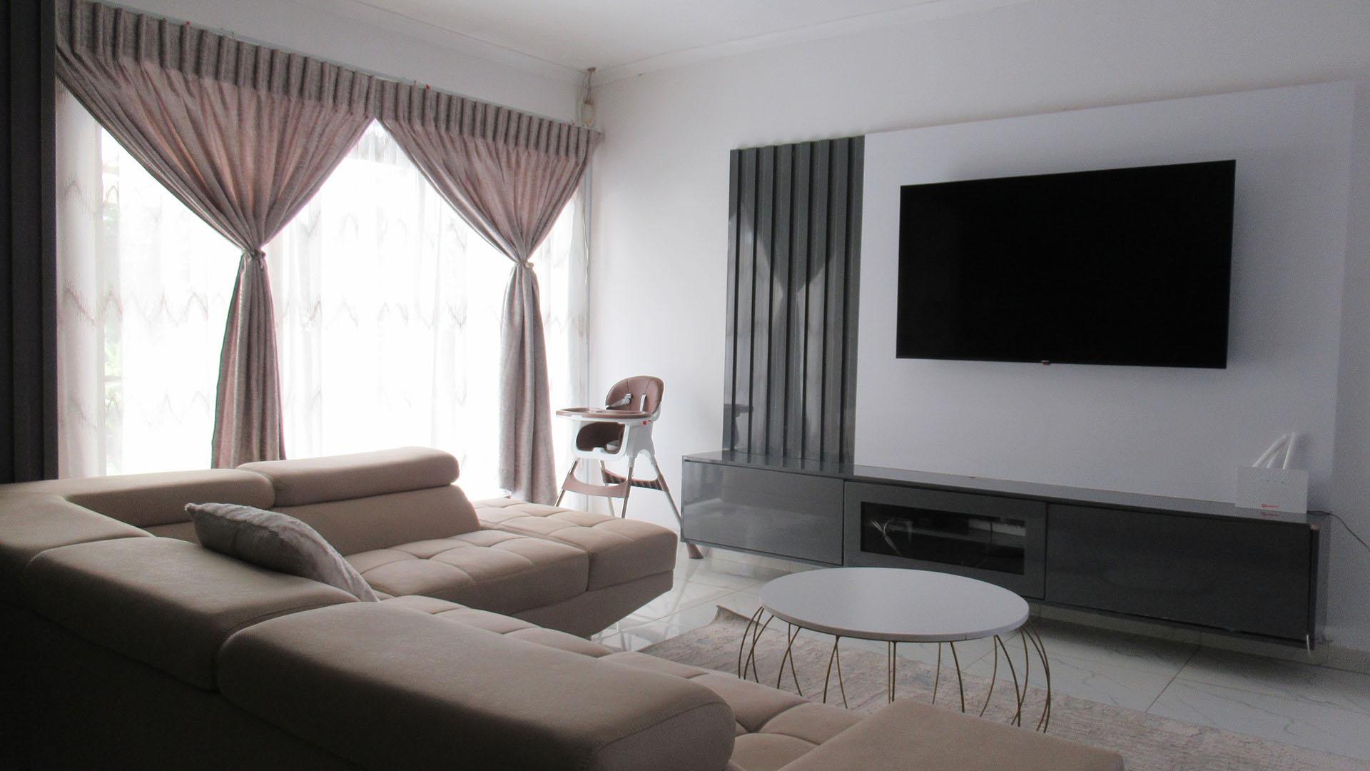 Lounges - 19 square meters of property in Illiondale