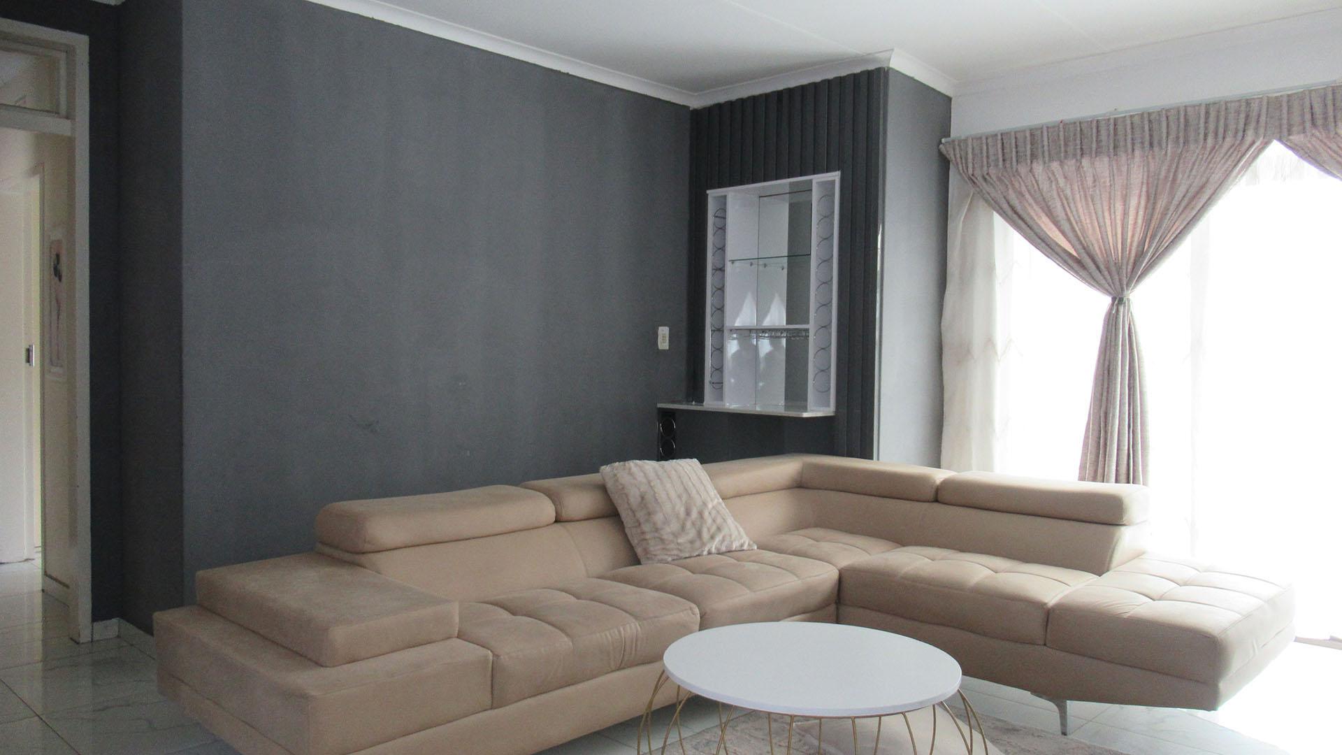 Lounges - 19 square meters of property in Illiondale