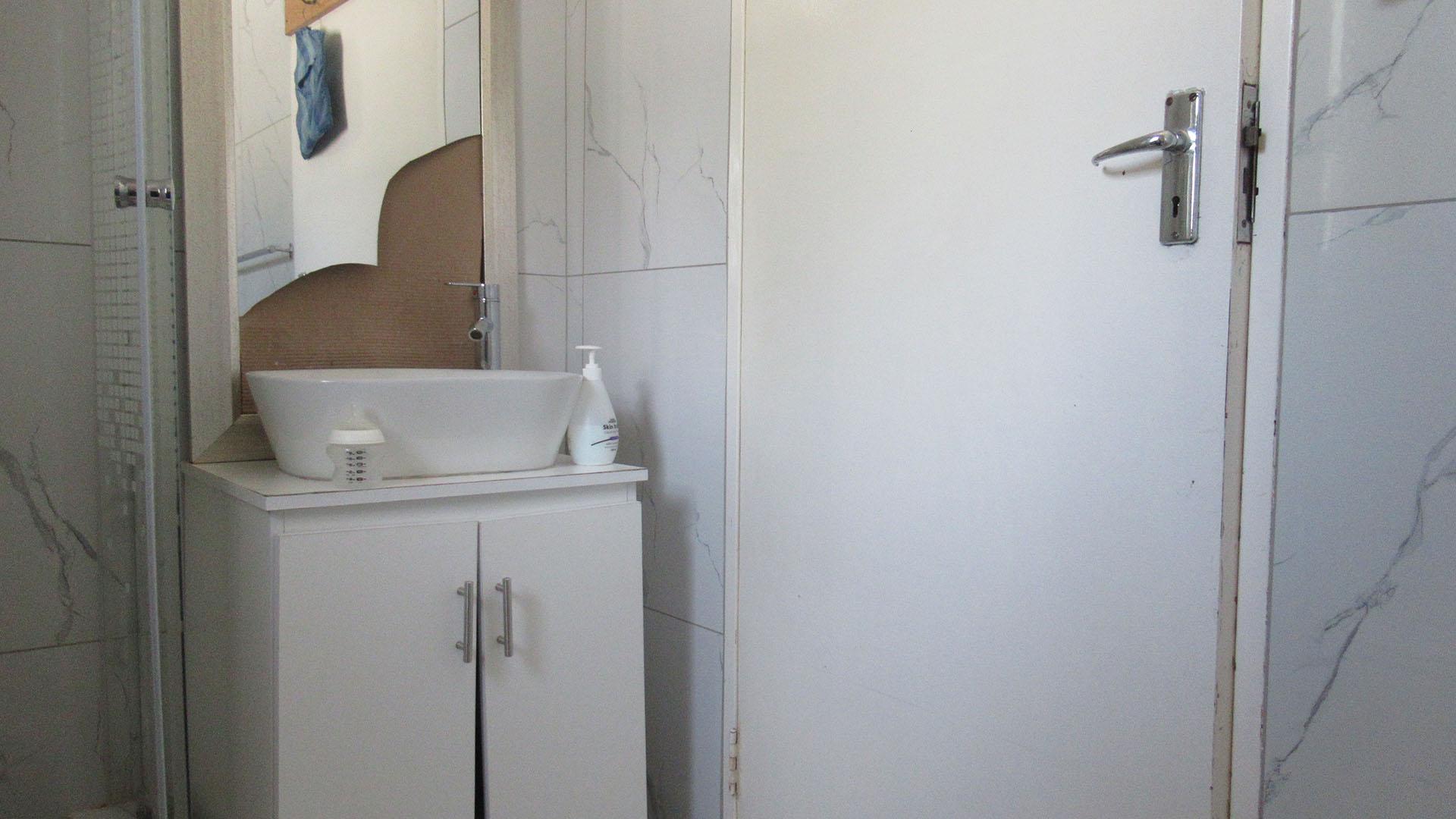 Bathroom 1 - 4 square meters of property in Illiondale