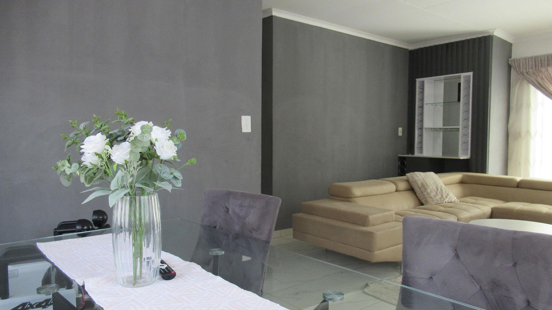 Dining Room - 9 square meters of property in Illiondale