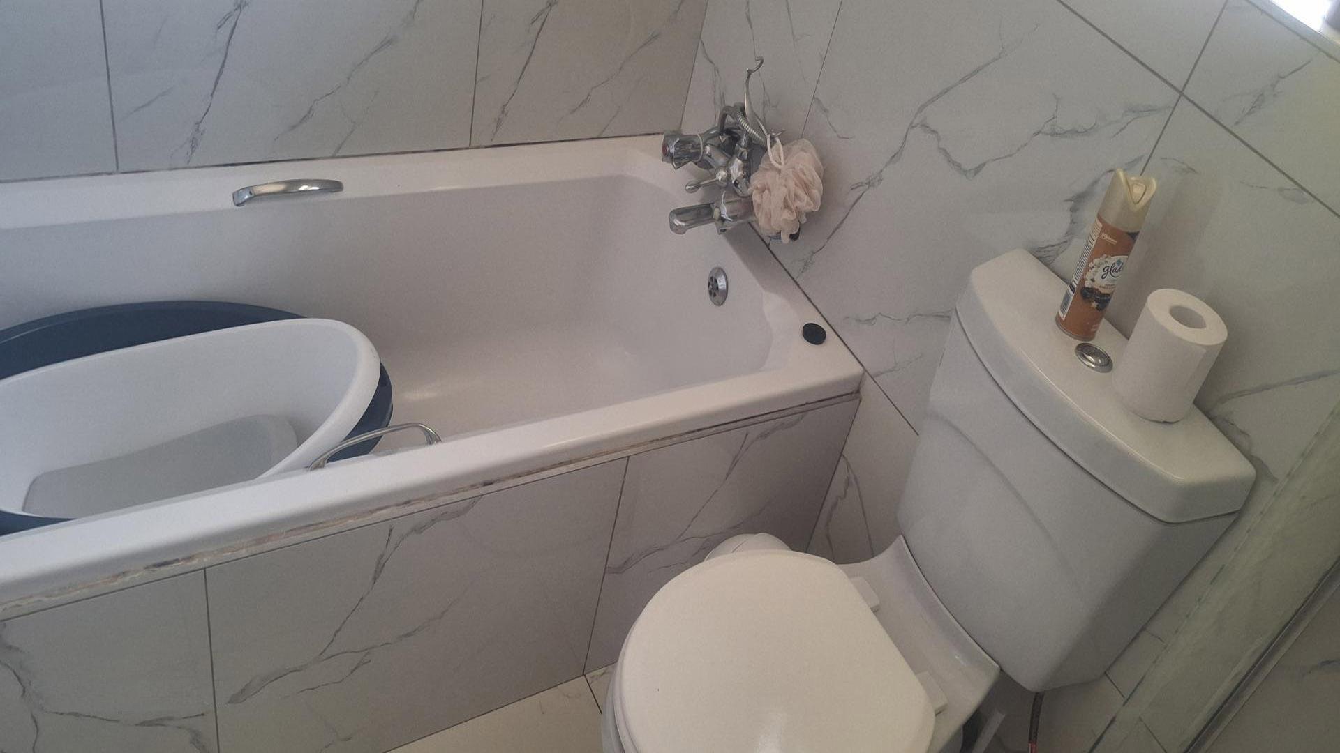 Bathroom 1 - 4 square meters of property in Illiondale