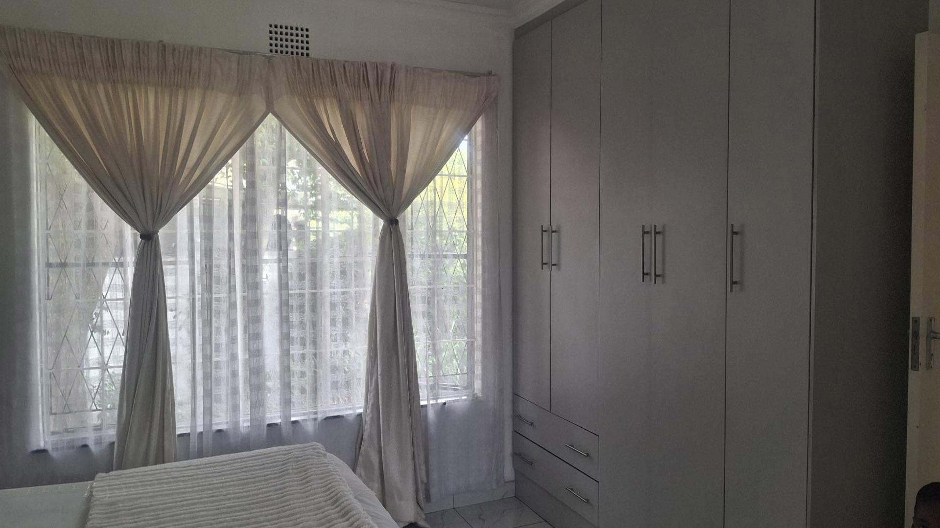 Main Bedroom - 17 square meters of property in Illiondale