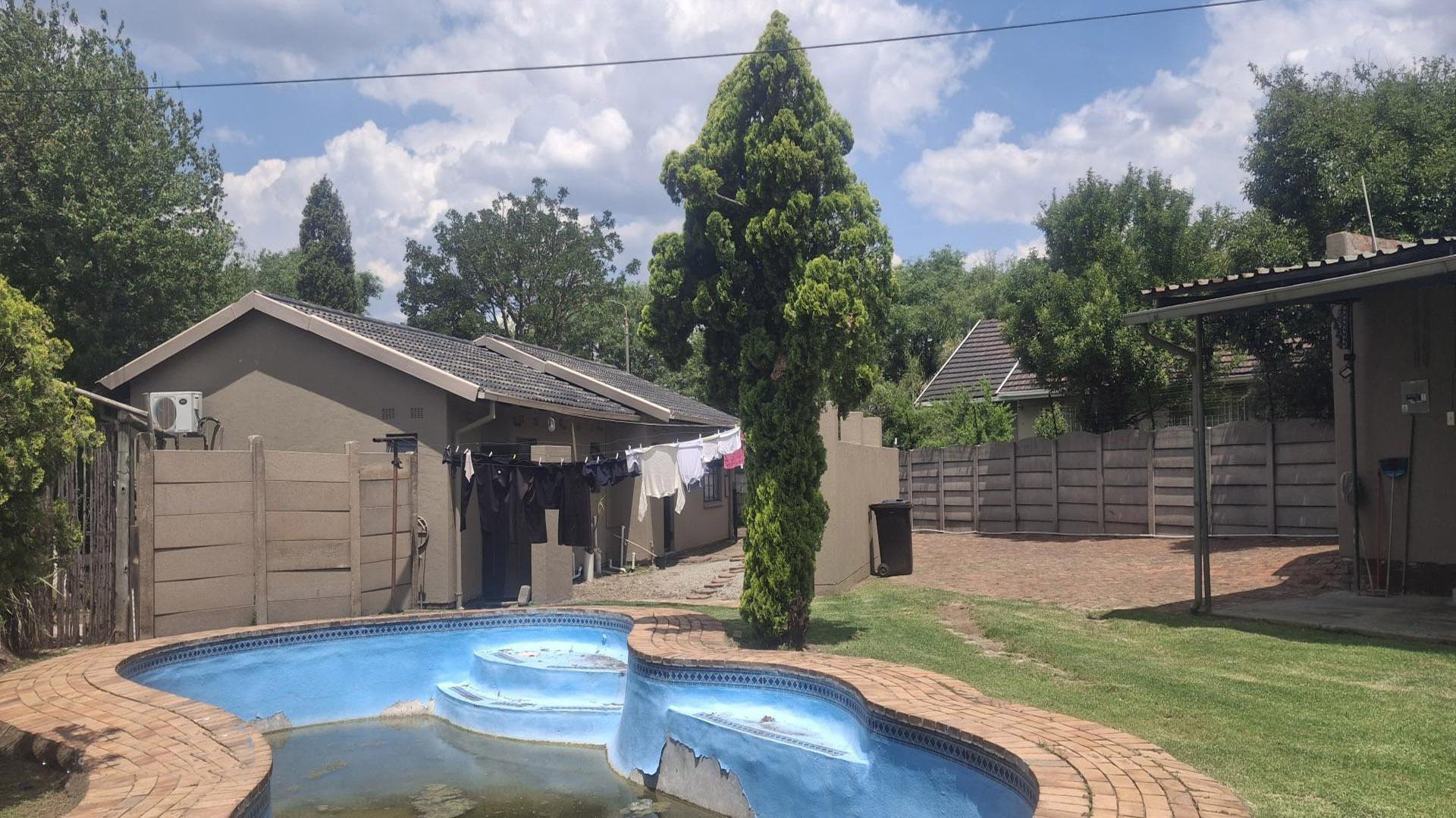 Swimming Pool of property in Illiondale