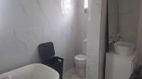 Main Bathroom - 9 square meters of property in Illiondale