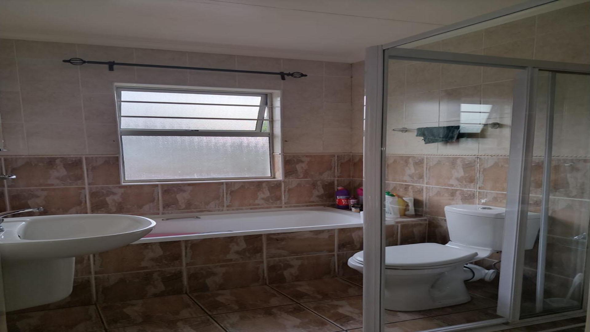 Bathroom 2 of property in Randburg