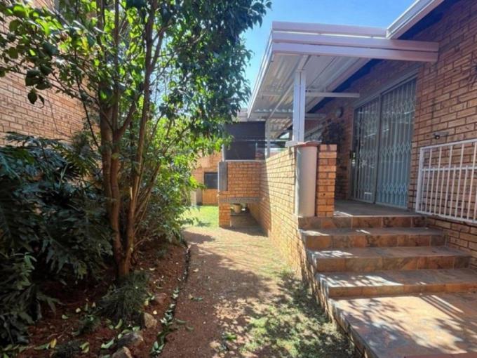 3 Bedroom Simplex for Sale For Sale in Glenvista - MR704084