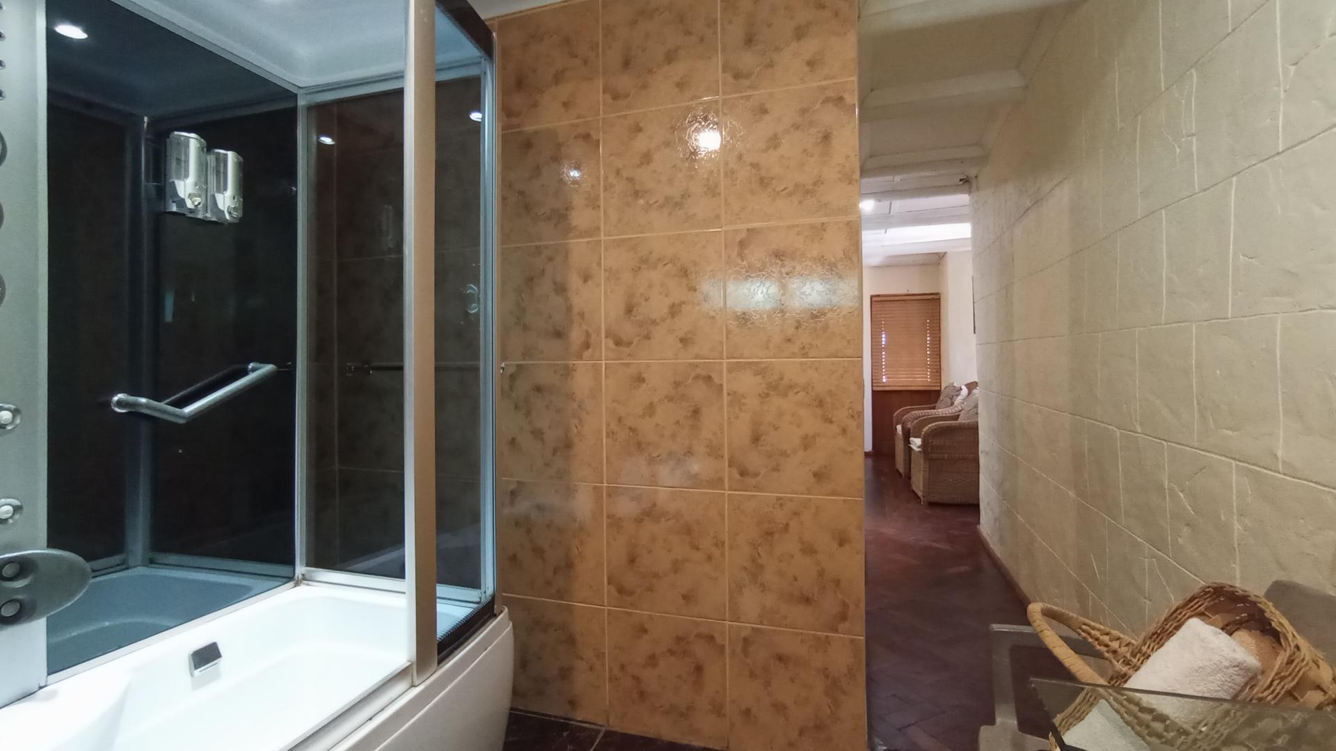 Bathroom 2 - 9 square meters of property in Elandsfontein JR