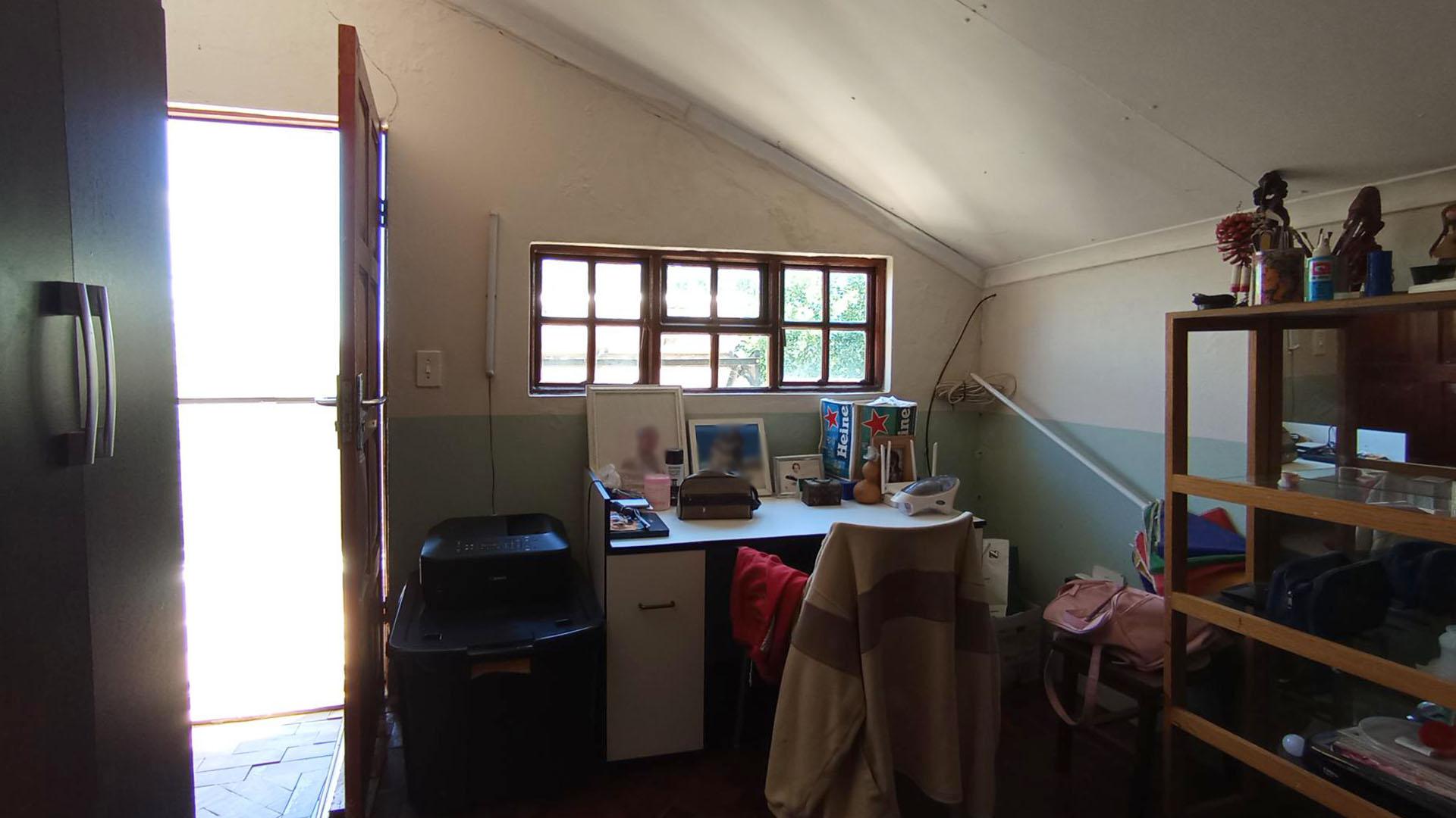 Main Bedroom - 28 square meters of property in Elandsfontein JR