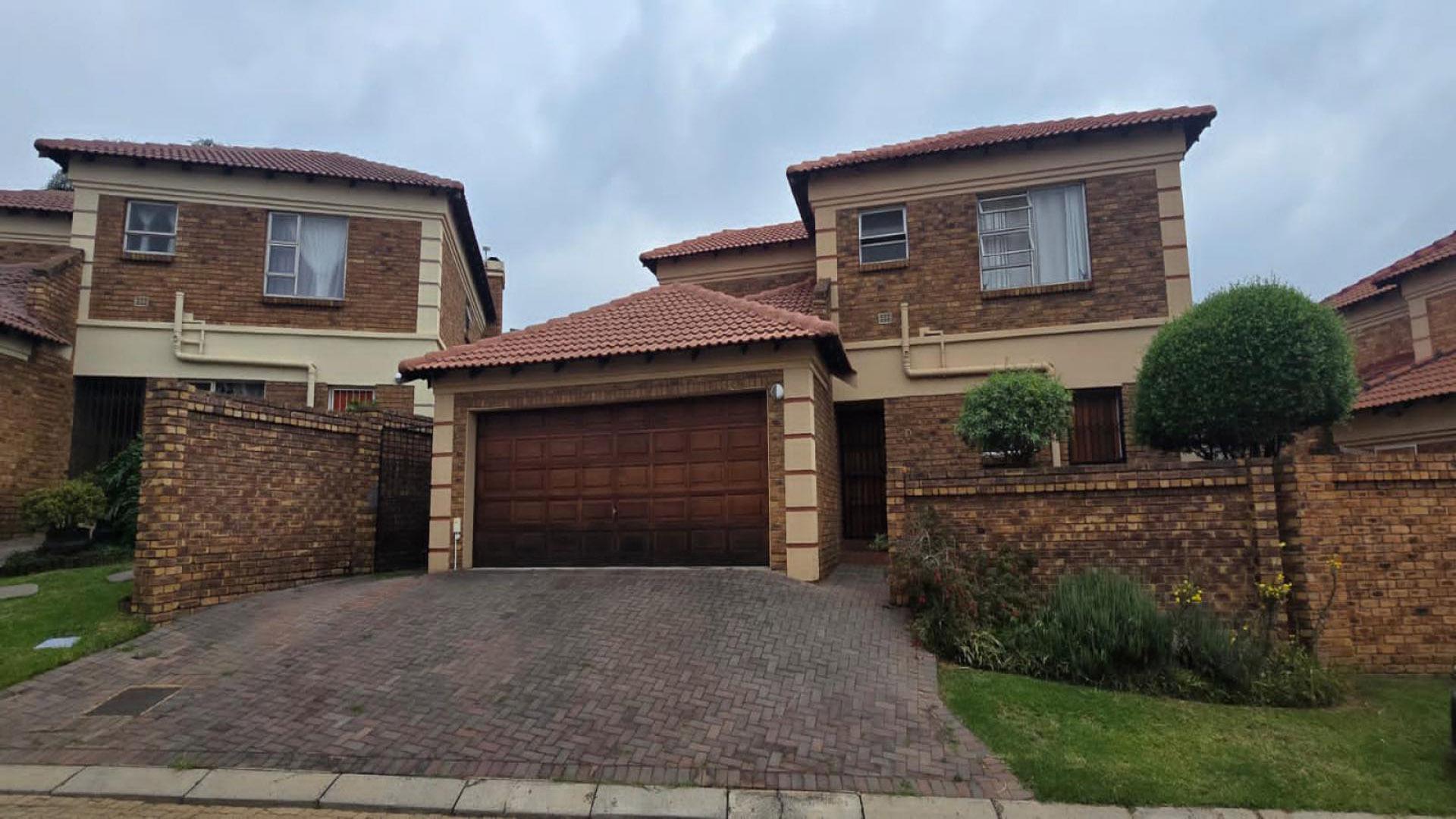 Front View of property in Glen Marais